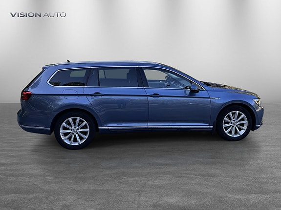 Volkswagen Passat 4 of 30