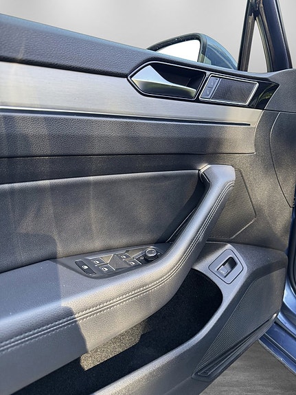 Volkswagen Passat 10 of 30