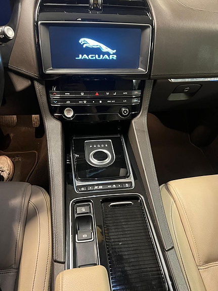 Jaguar F-PACE 11 of 14