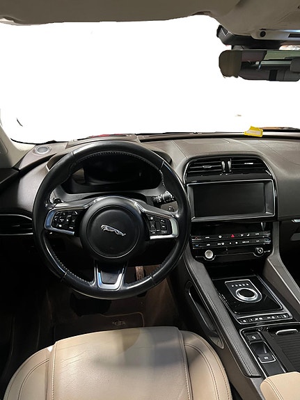 Jaguar F-PACE 9 of 14