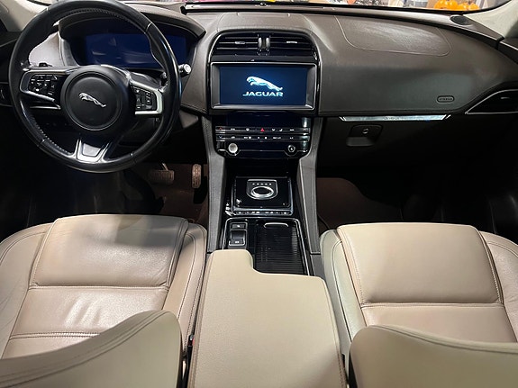 Jaguar F-PACE 10 of 14