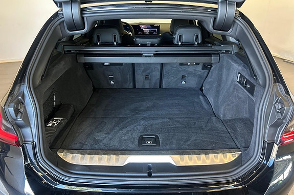 BMW 330e 23 of 25