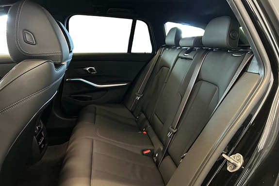 BMW 330e 22 of 25