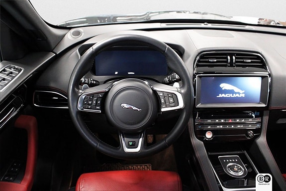 Jaguar F-PACE 8 of 21