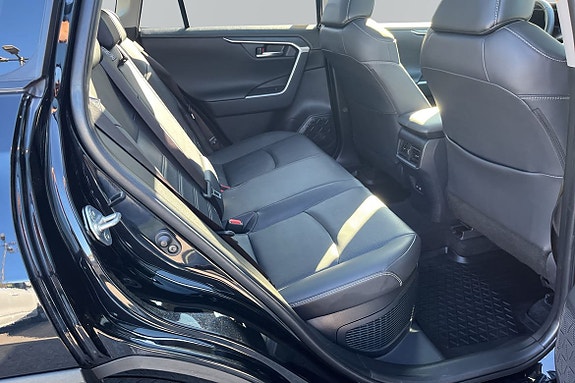 Toyota RAV4 8 of 24