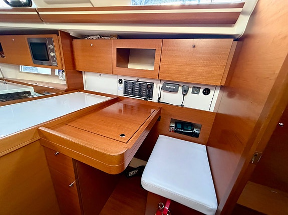 Dufour Grand Large 375 – 2011 | Yanmar 3YM30 | 3 kabiner & bogpropeller 10 of 20