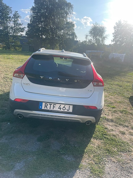 Volvo V40 Cross Country 2 of 11