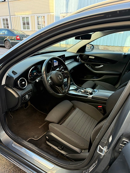 Mercedes-Benz C200 7 of 8