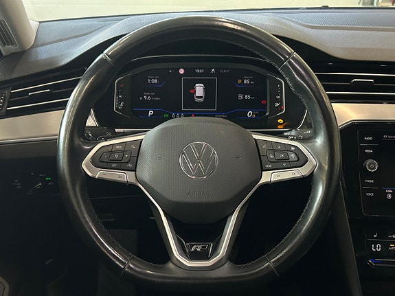 Volkswagen Passat 18 of 30