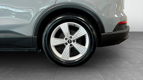 Audi Q4 e-tron 6 of 12