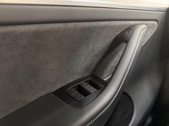Tesla Model Y 26 of 30