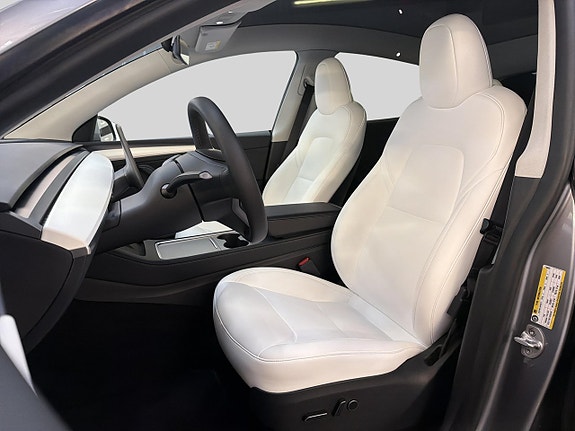 Tesla Model Y 9 of 30