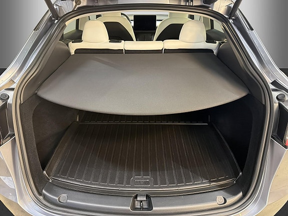 Tesla Model Y 18 of 30