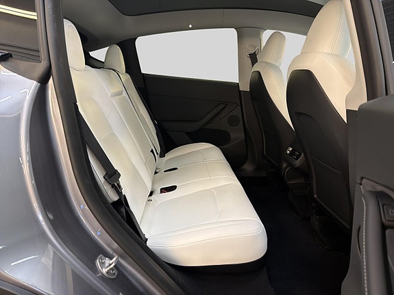 Tesla Model Y 17 of 30