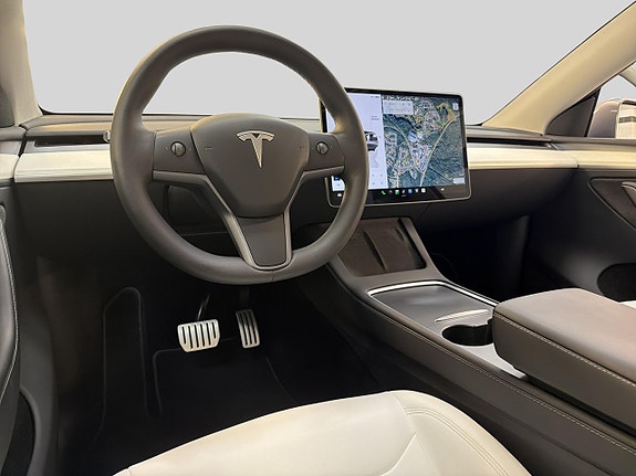 Tesla Model Y 10 of 30