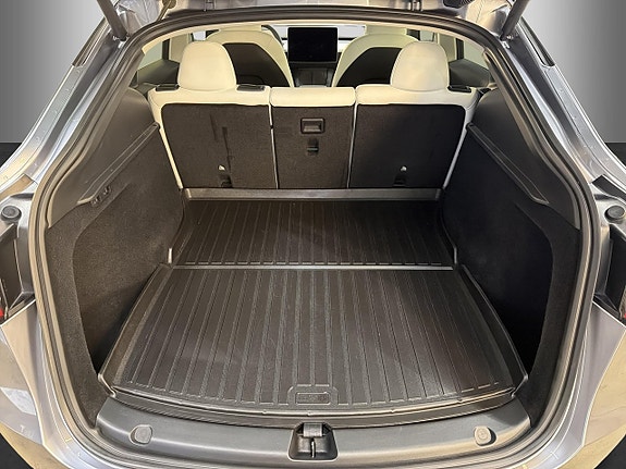 Tesla Model Y 19 of 30