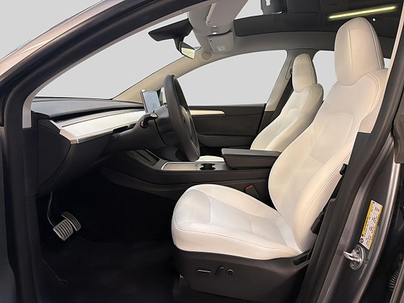 Tesla Model Y 8 of 30