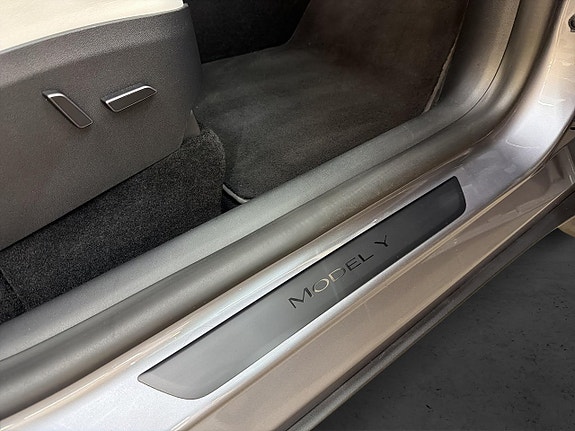 Tesla Model Y 23 of 30