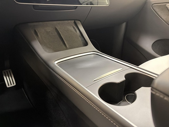 Tesla Model Y 27 of 30