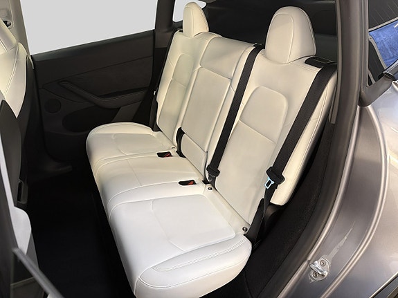 Tesla Model Y 15 of 30