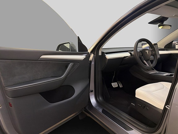 Tesla Model Y 25 of 30