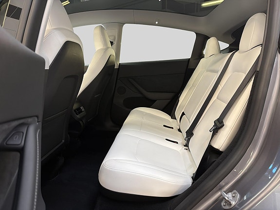 Tesla Model Y 14 of 30