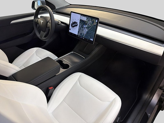 Tesla Model Y 11 of 30
