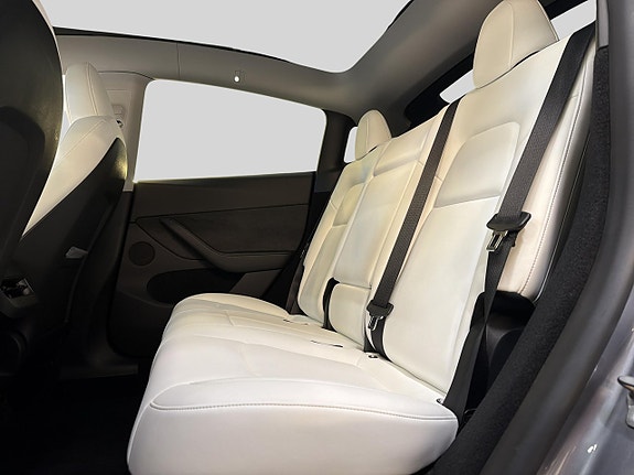 Tesla Model Y 16 of 30