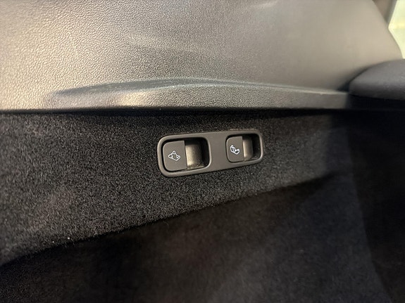 Tesla Model Y 21 of 30