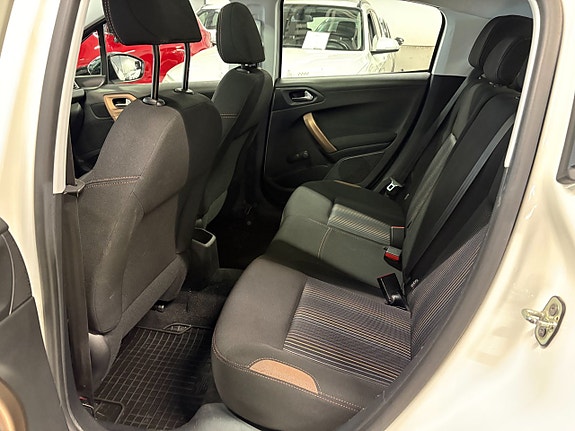 Peugeot 208 5 of 9