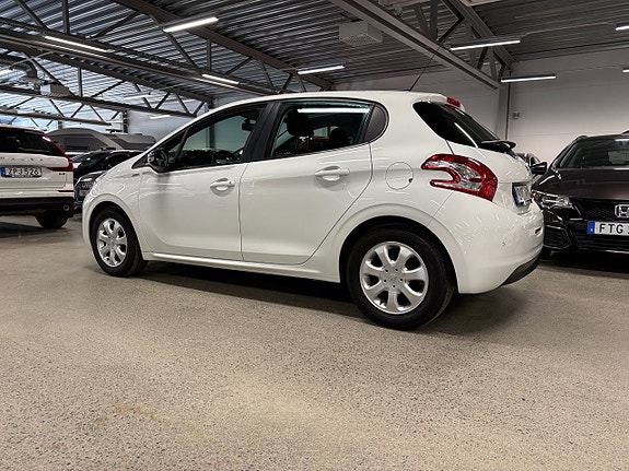 Peugeot 208 3 of 9