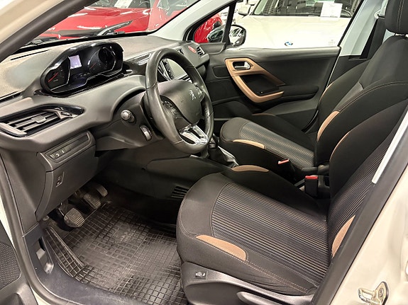 Peugeot 208 4 of 9