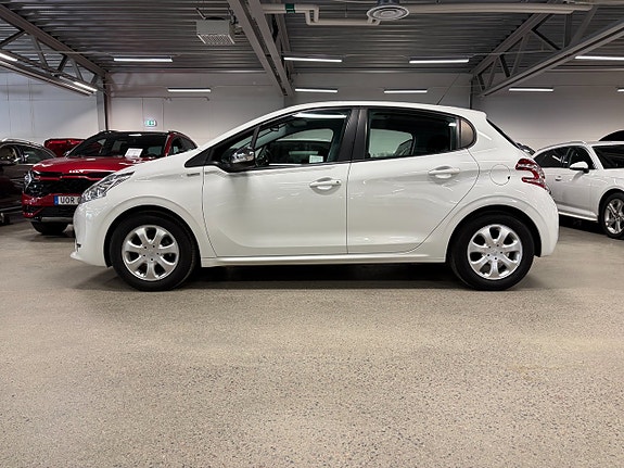 Peugeot 208 2 of 9