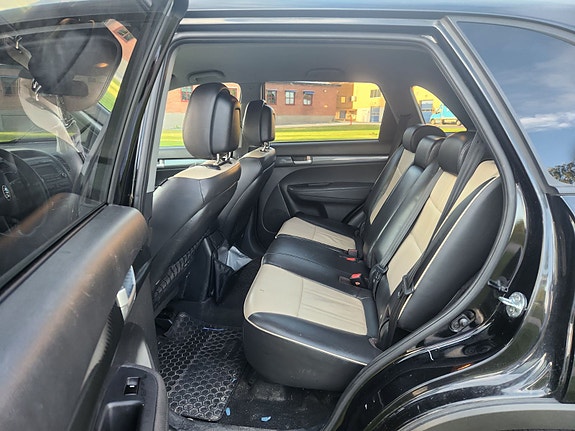 Kia Sorento 2 of 8