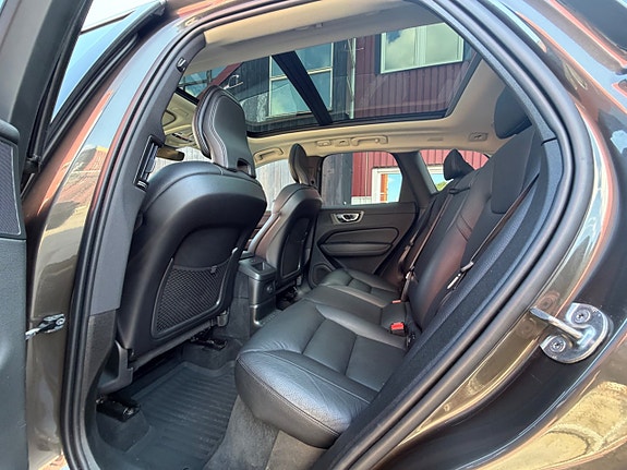 Volvo XC60 10 of 21
