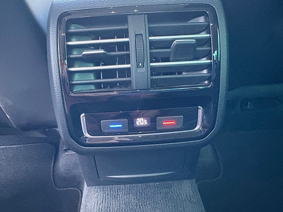 Volkswagen Passat 12 of 15