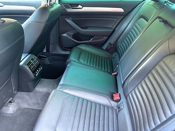 Volkswagen Passat 7 of 15