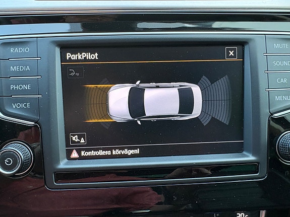Volkswagen Passat 14 of 15