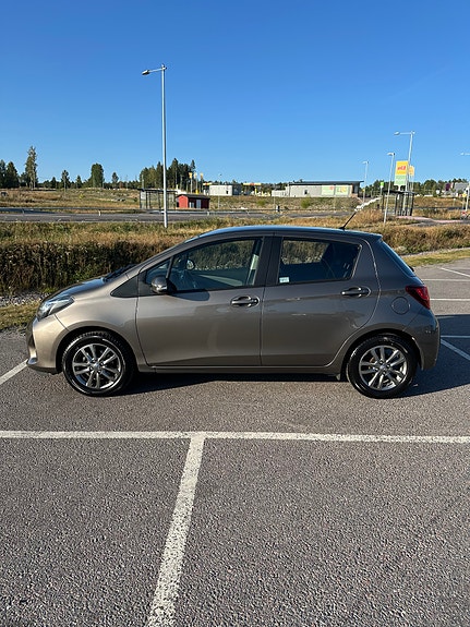 Toyota Yaris 2 of 14