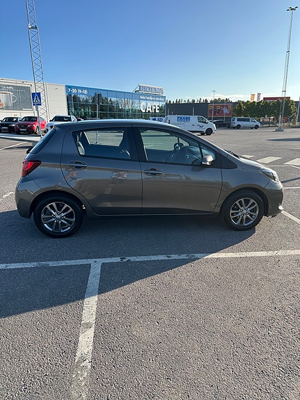 Toyota Yaris 3 of 14