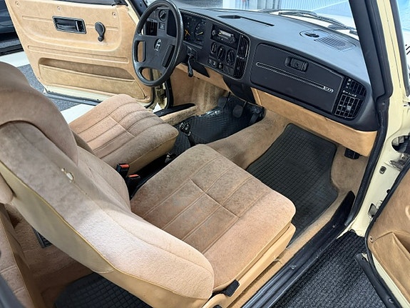 Saab 900 16 of 21