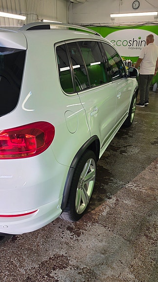 Volkswagen Tiguan 2 of 12