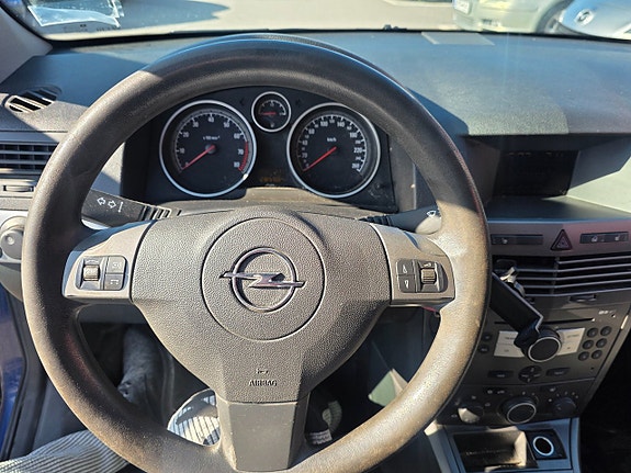 Opel Astra 12 of 13