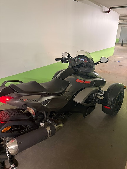 Can-Am Spyder RS 2 of 7