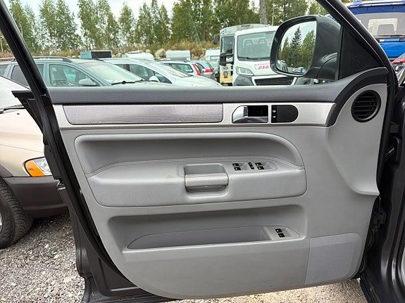 Volkswagen Touareg 28 of 28