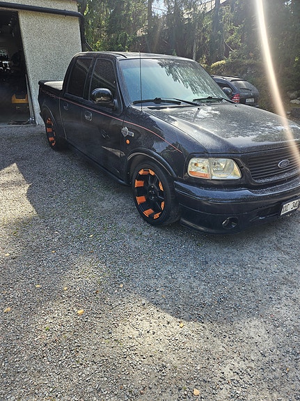 Ford F-150 2 of 12