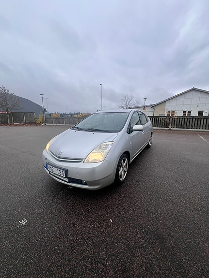 Toyota Prius 3 of 8