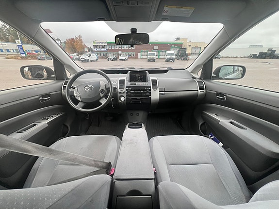 Toyota Prius 4 of 8
