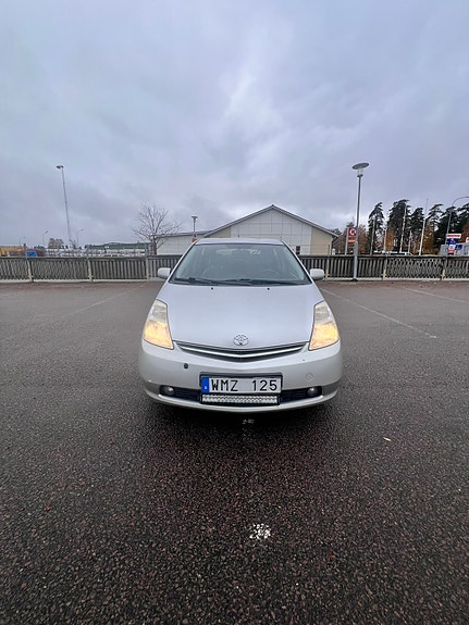 Toyota Prius 2 of 8