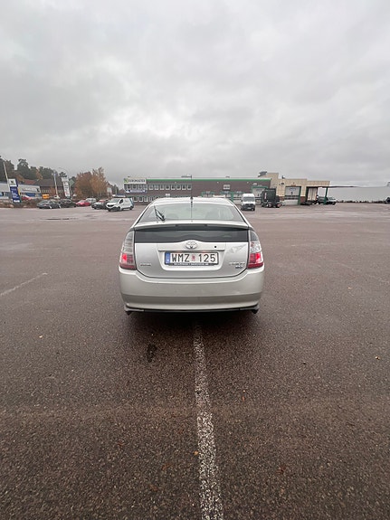 Toyota Prius 6 of 8